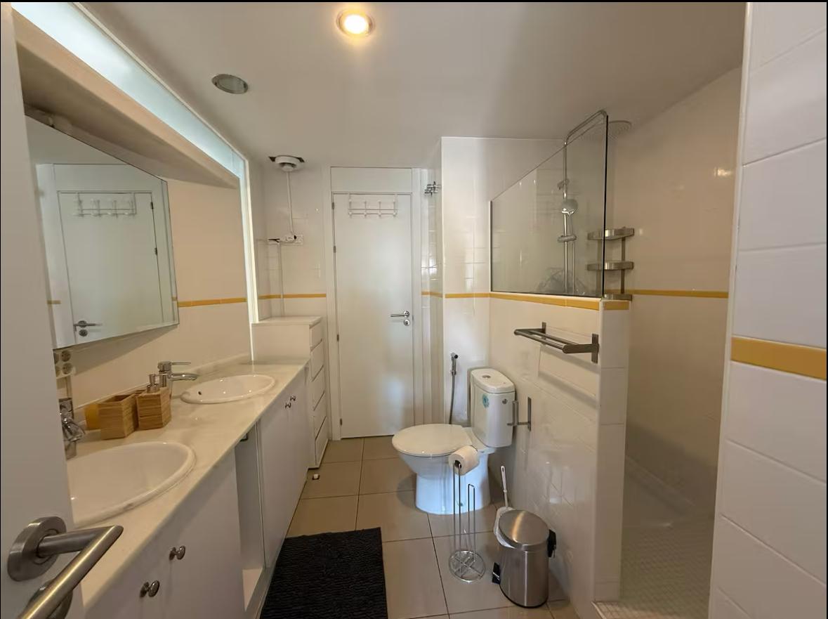 The apartment has 1 bathroom